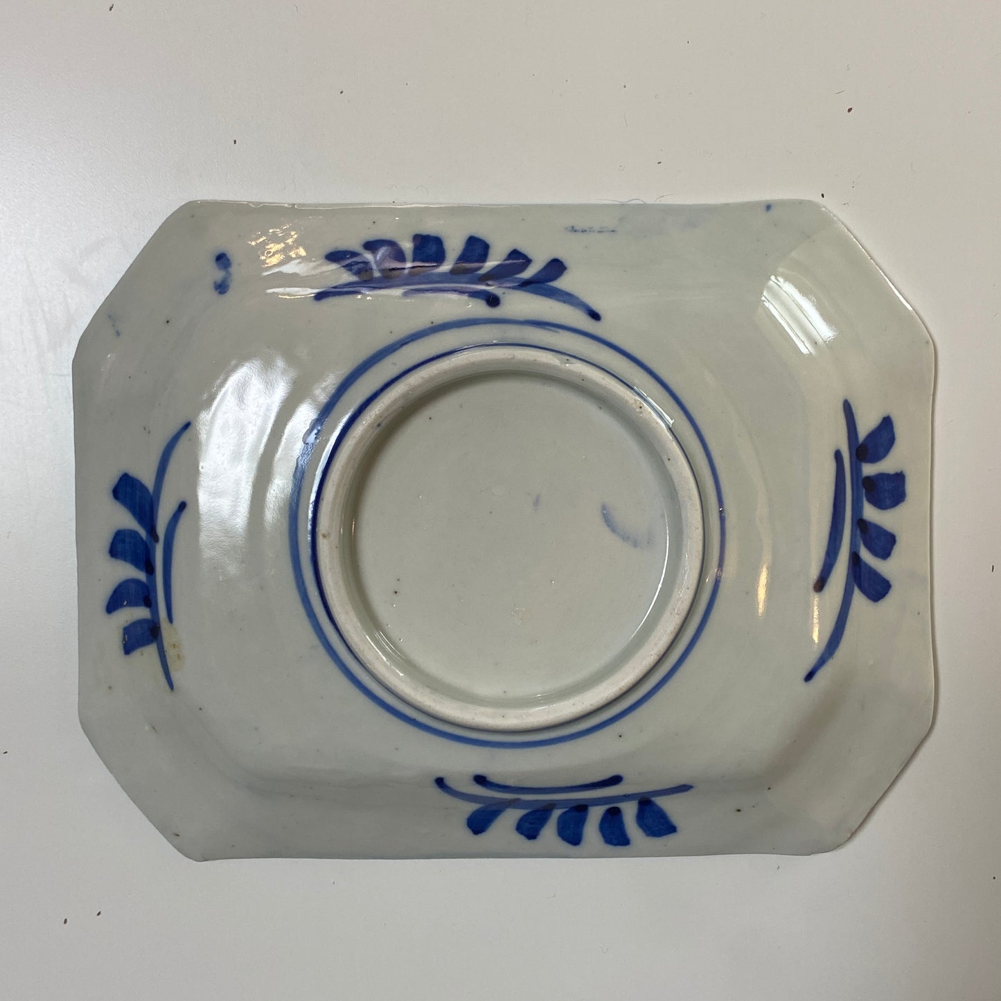 三匹の鯉踊る藍の角皿