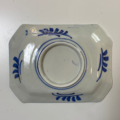 三匹の鯉踊る藍の角皿