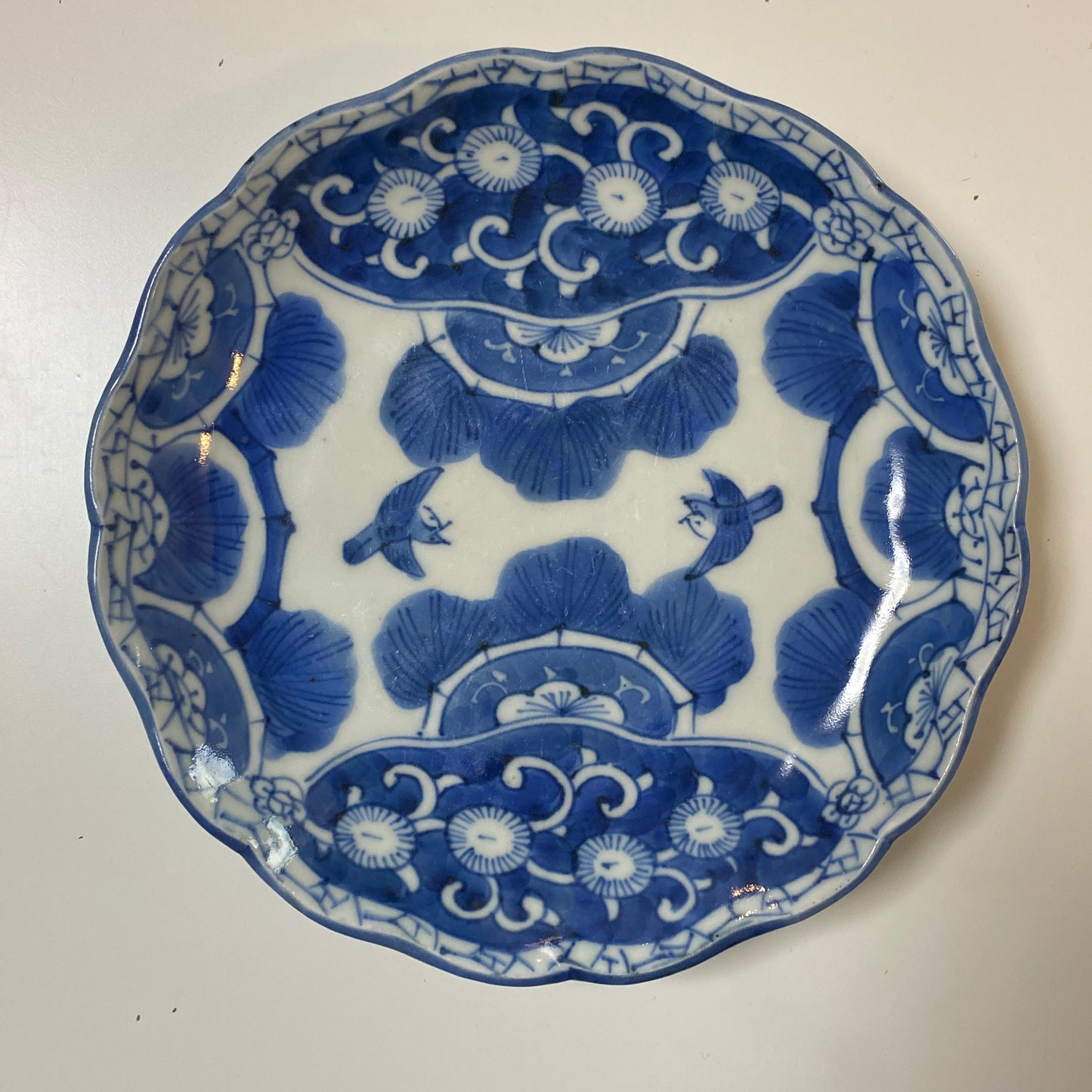 松鳥の染付輪花皿