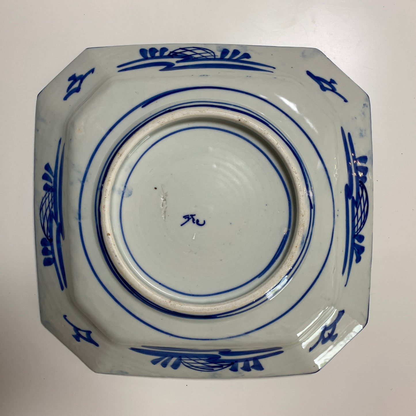 山水の景色の線描き染付大角皿