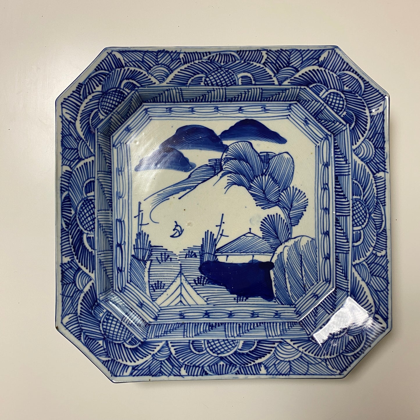 山水の景色の線描き染付大角皿