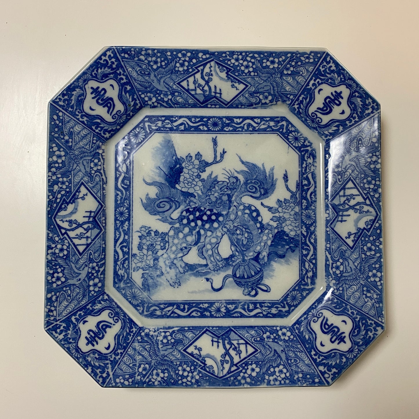 獅子と牡丹咲く角大皿