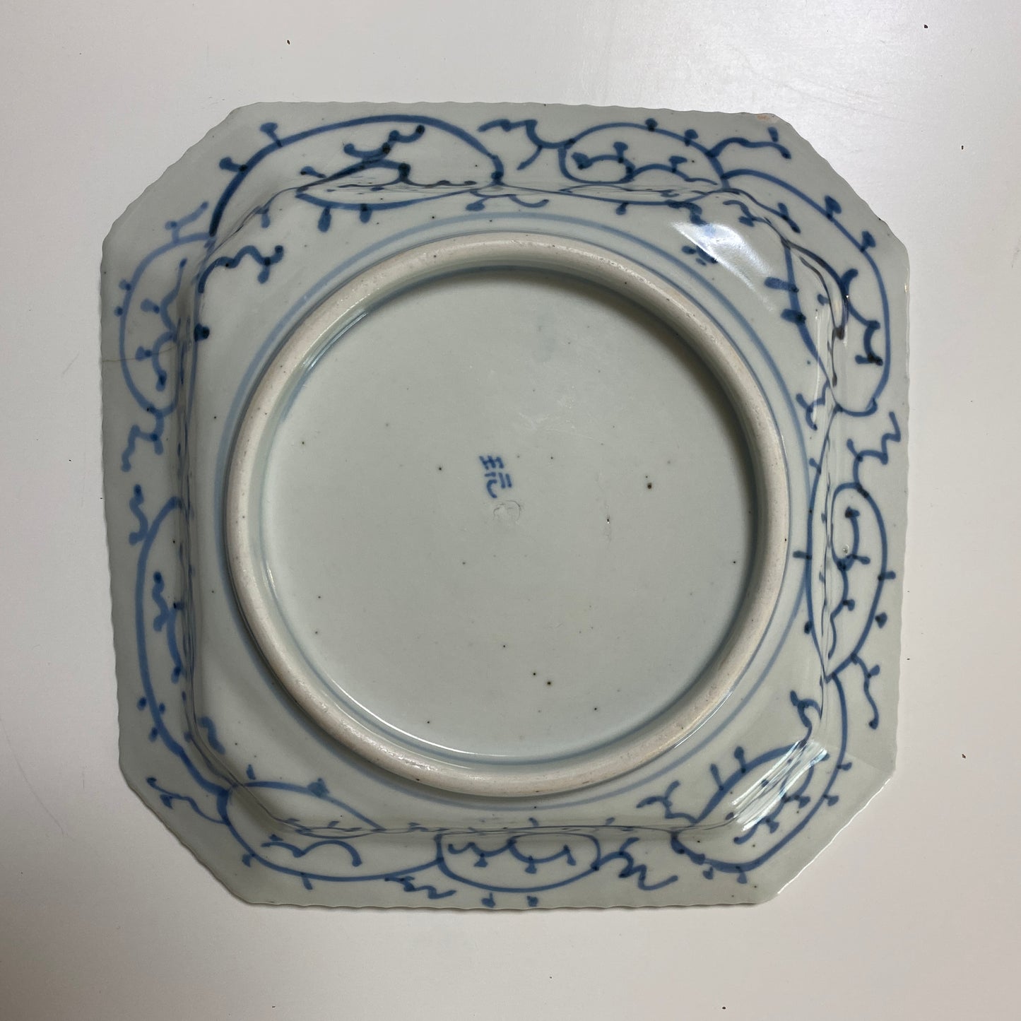 【ニュウあり】花柄の線描き大角皿