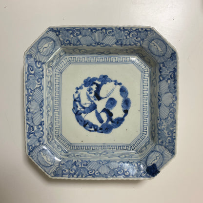 【ニュウあり】花柄の線描き大角皿