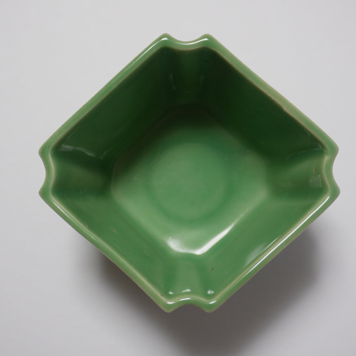 角形の翡翠色青磁小鉢