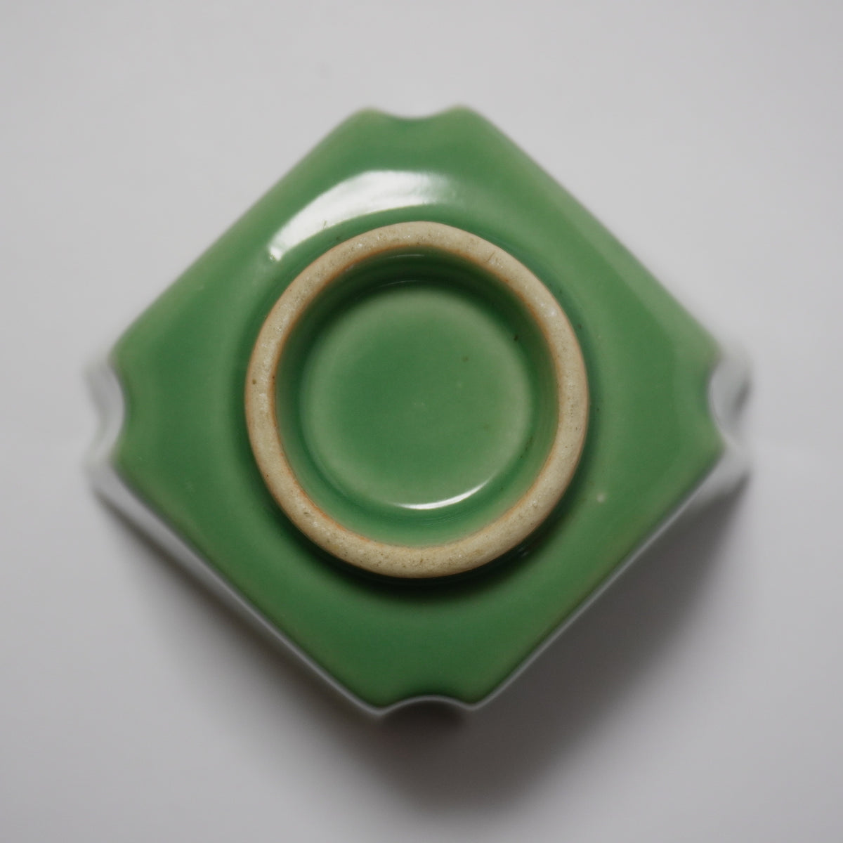 角形の翡翠色青磁小鉢
