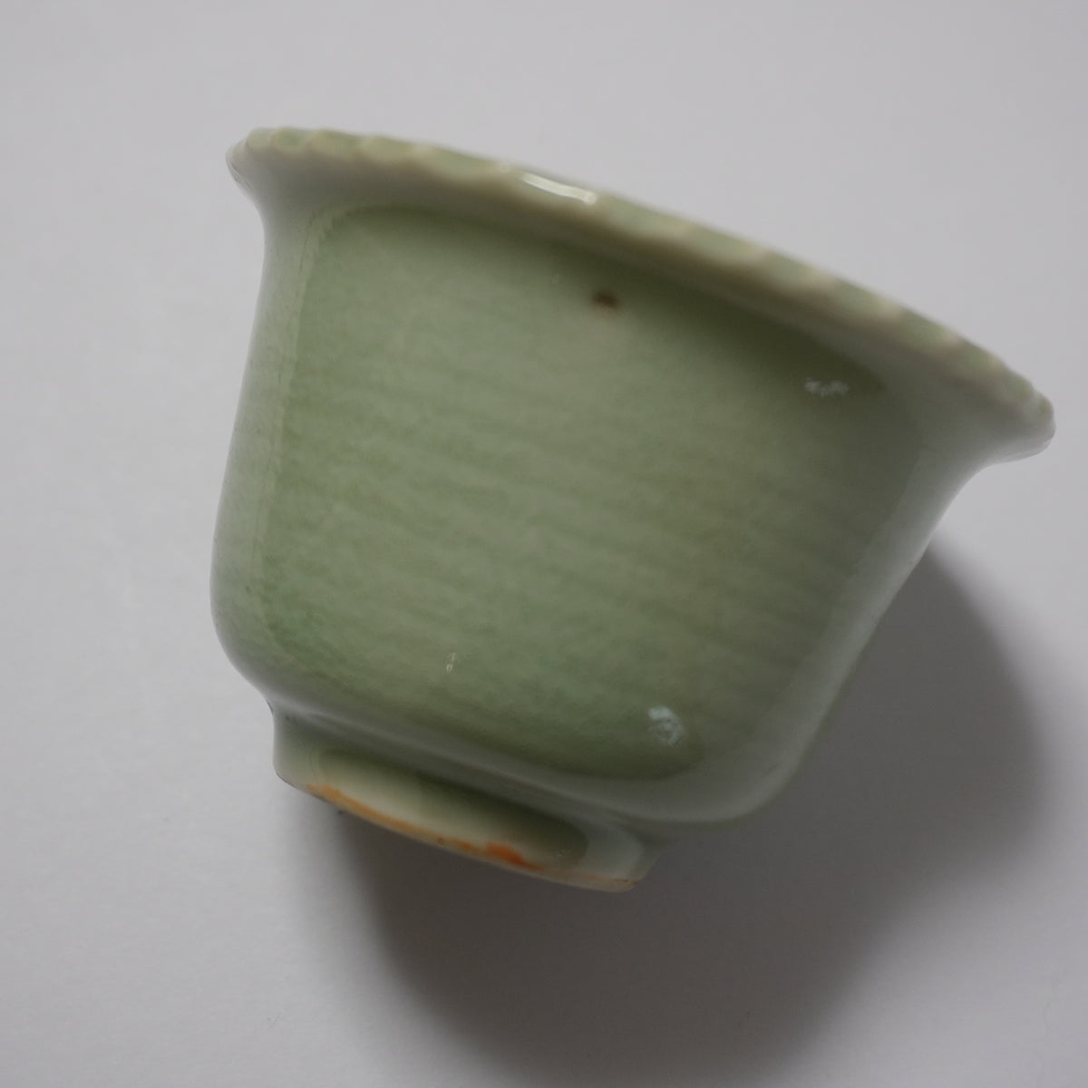 縁が波打つ淡い青磁の小鉢