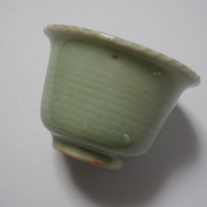 縁が波打つ淡い青磁の小鉢