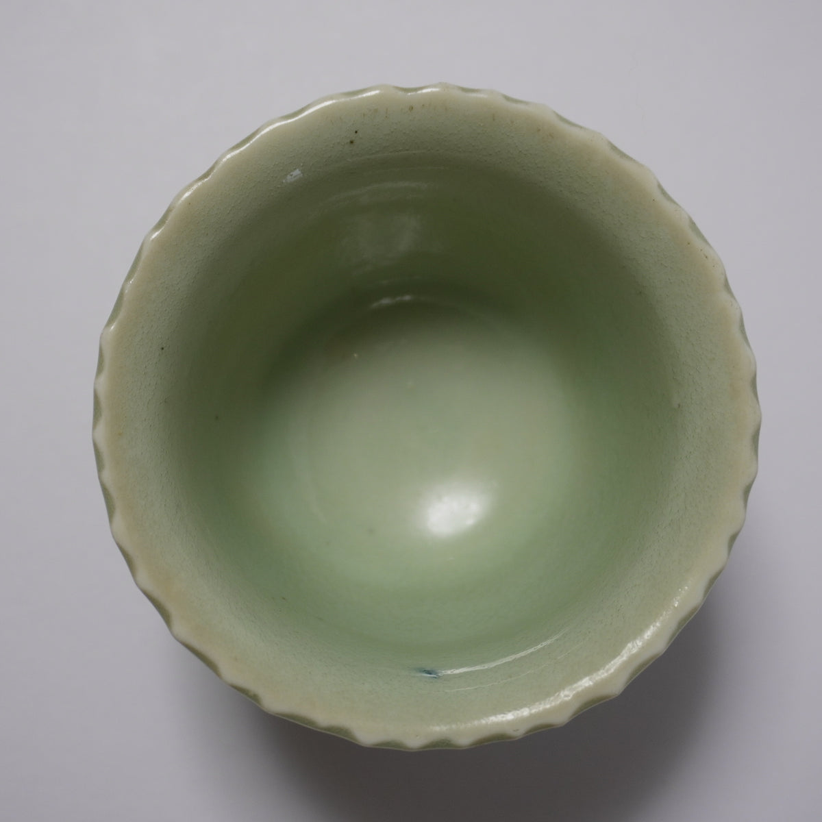 縁が波打つ淡い青磁の小鉢