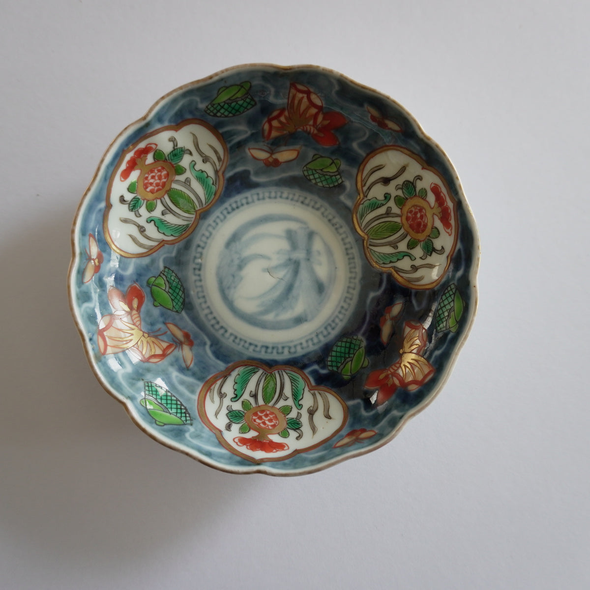 藍地に蝶が舞う色絵の小なます皿
