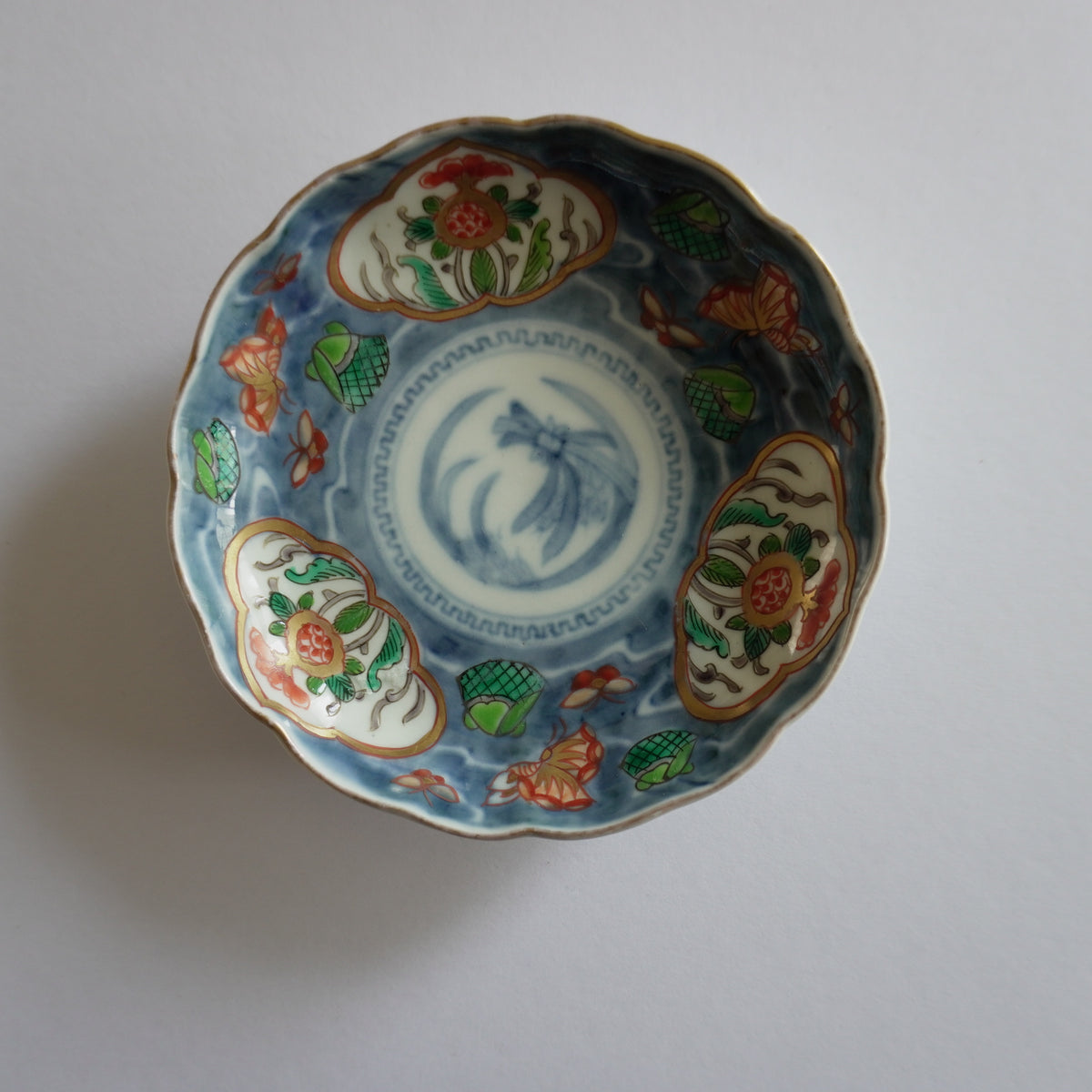藍地に蝶が舞う色絵の小皿