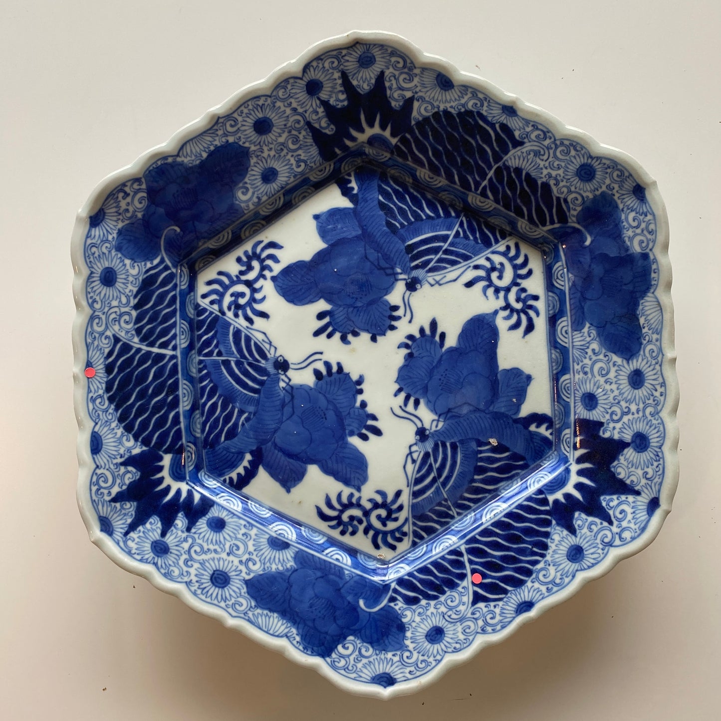 【キズあり】藍に舞う蝶の輪花六角平皿