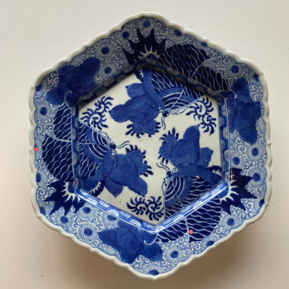 【キズあり】藍に舞う蝶の輪花六角平皿