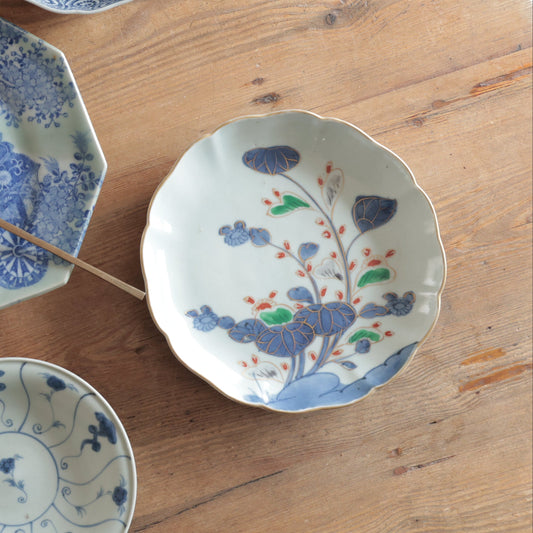 可憐な花々が咲く古伊万里輪花7寸皿 - Kotto Shop
