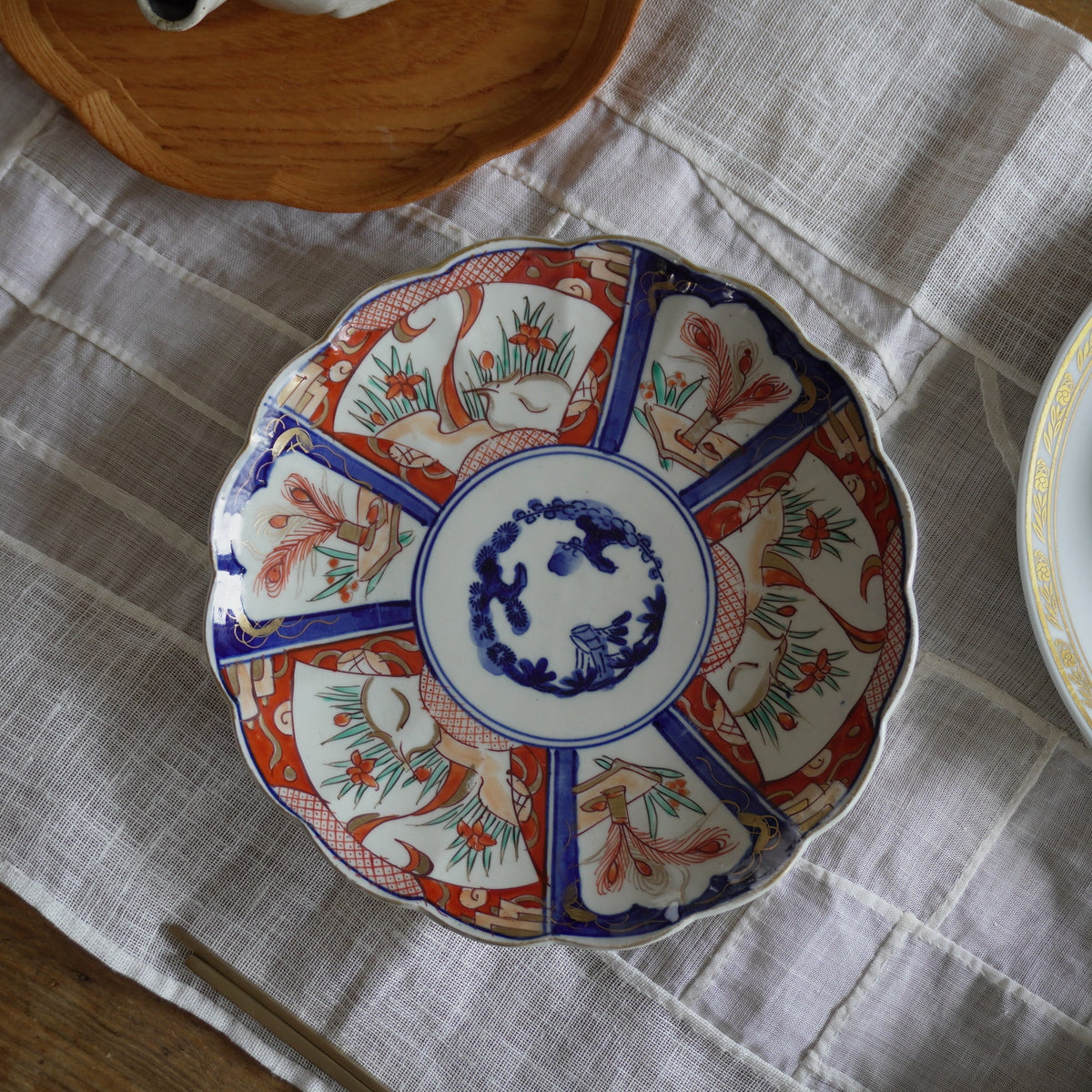 菖蒲と松竹梅が咲く赤絵染付7寸皿 - Kotto Shop