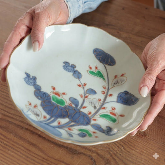 可憐な花々が咲く古伊万里輪花7寸皿 - Kotto Shop