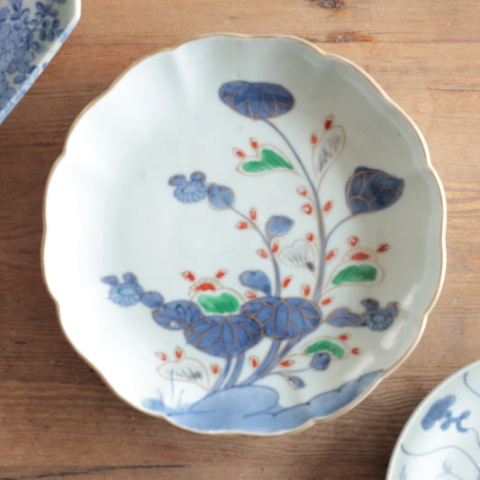 可憐な花々が咲く古伊万里輪花7寸皿 - Kotto Shop