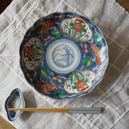 【7寸皿】藍地に蝶が舞う色絵輪花七寸皿 - Kotto Shop