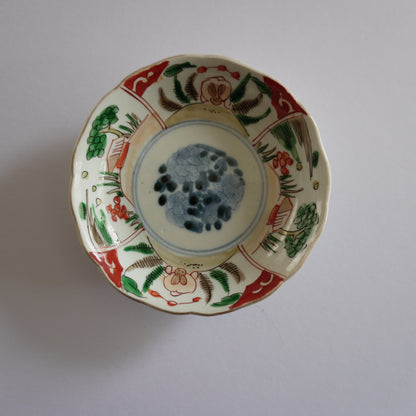 【キズあり】赤と緑の窓絵が華やぐ赤絵小皿