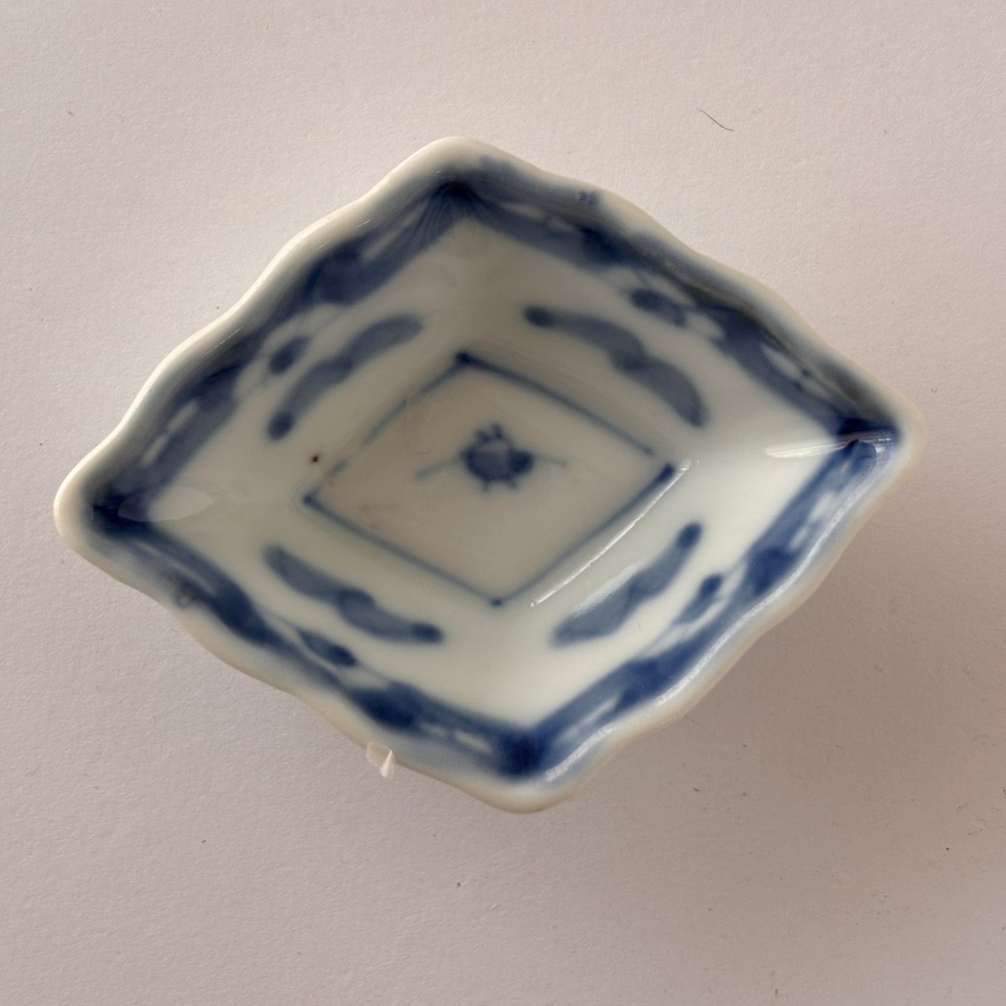 可憐な菱形豆皿