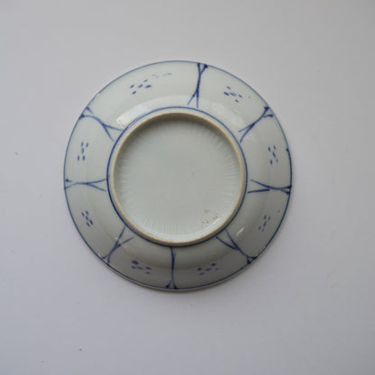 藍の絵柄が愛らしい染付小皿