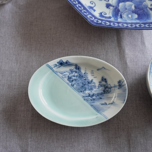 静かな水辺の情景を映す、青磁染付の楕円皿
