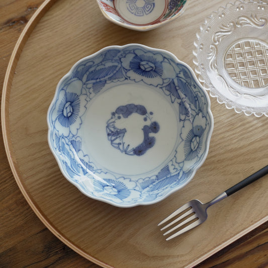 淡い色味の線描きの深皿