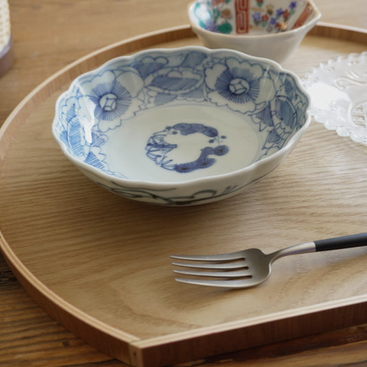 淡い色味の線描きの深皿