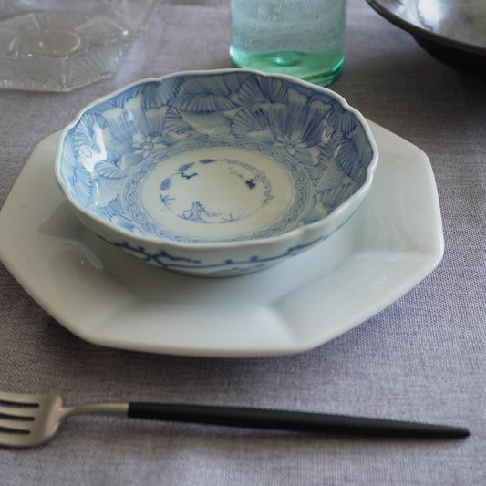 美しく描かれた線描き輪花皿