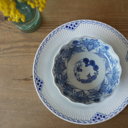 レースのような線描き輪花皿