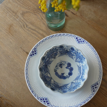 レースのような線描き輪花皿