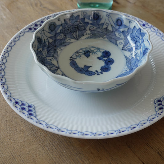 レースのような線描き輪花皿