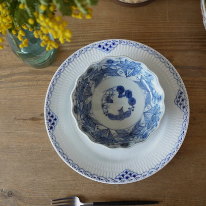 レースのような線描き輪花皿