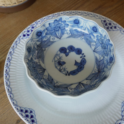 レースのような線描き輪花皿