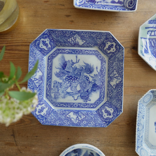 獅子と牡丹咲く角大皿