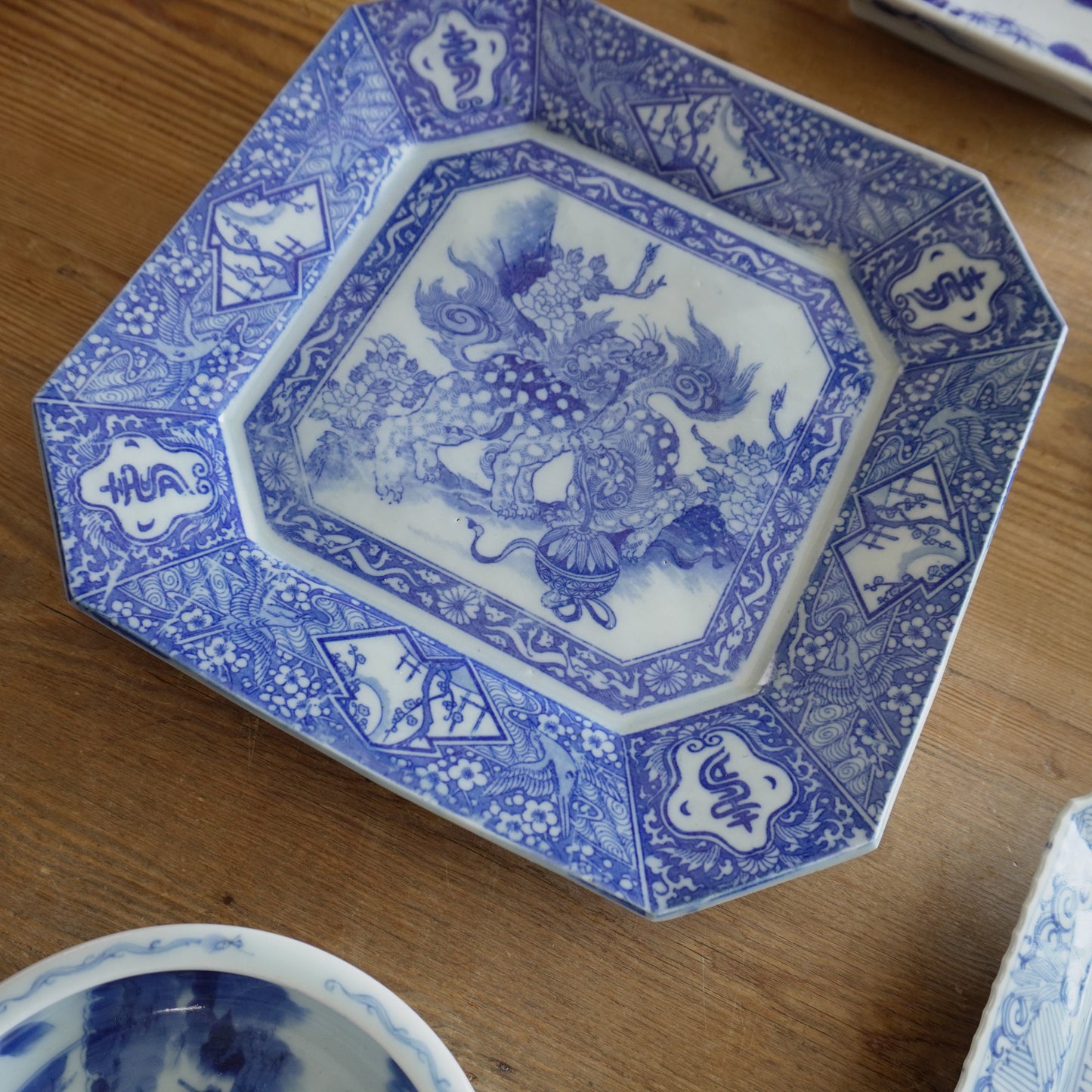 獅子と牡丹咲く角大皿