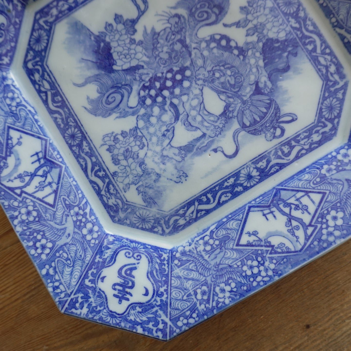 獅子と牡丹咲く角大皿