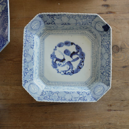 【ニュウあり】花柄の線描き大角皿