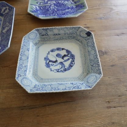 【ニュウあり】花柄の線描き大角皿