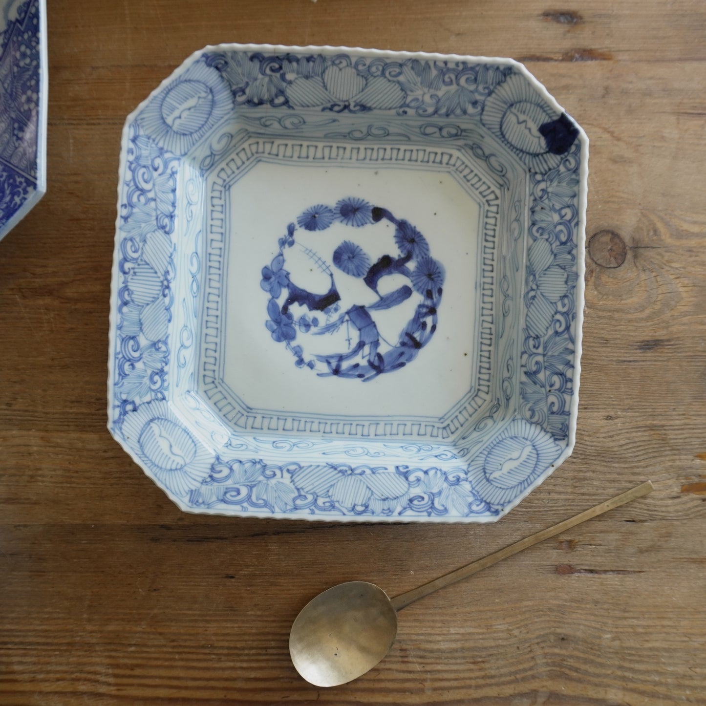 【ニュウあり】花柄の線描き大角皿