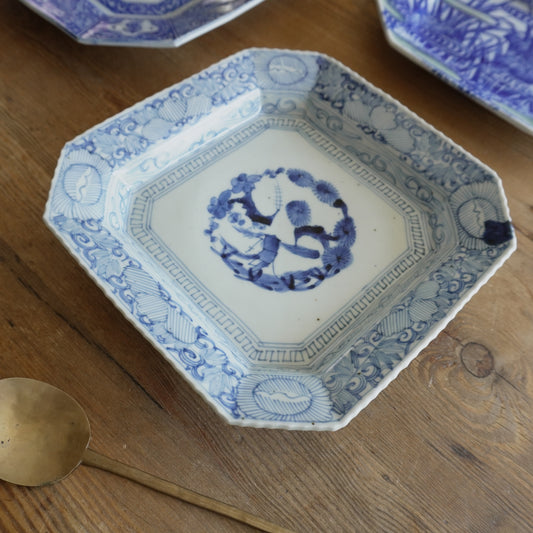 【ニュウあり】花柄の線描き大角皿