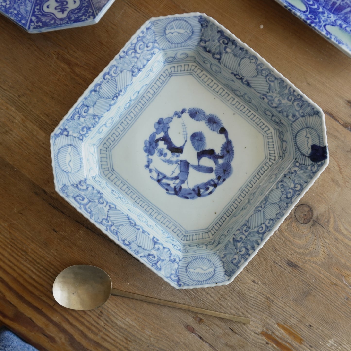 【ニュウあり】花柄の線描き大角皿