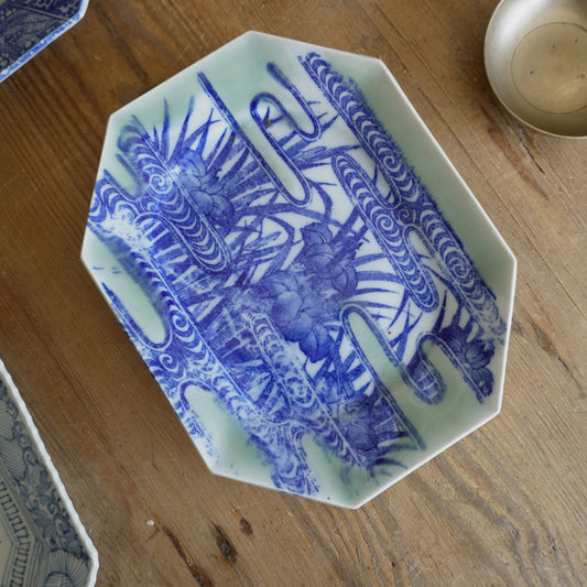 水辺を映すグリーンと染付の変形皿