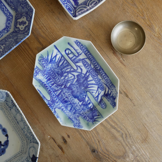 水辺を映すグリーンと染付の変形皿