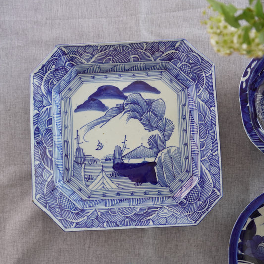 山水の景色の線描き染付大角皿