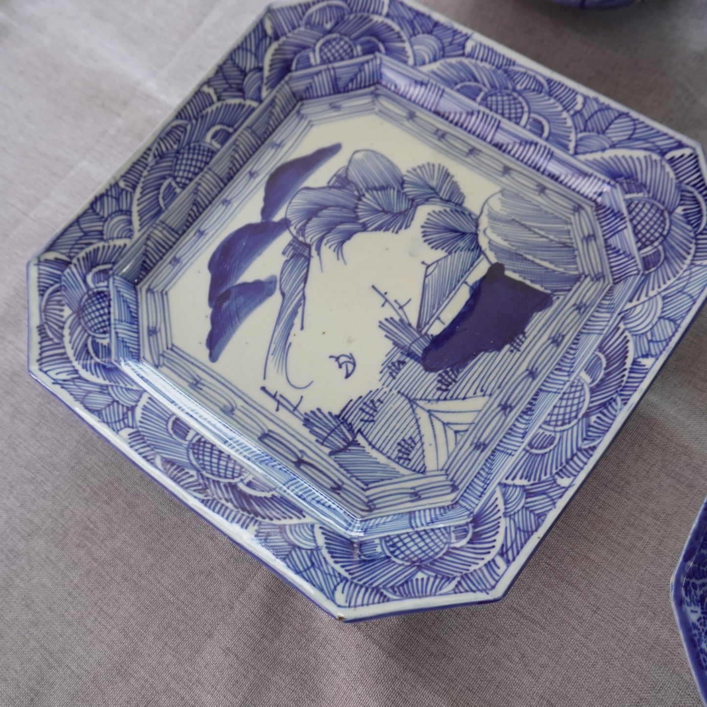 山水の景色の線描き染付大角皿