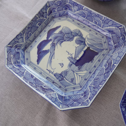 山水の景色の線描き染付大角皿