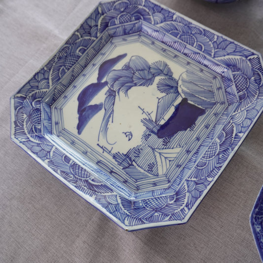 山水の景色の線描き染付大角皿