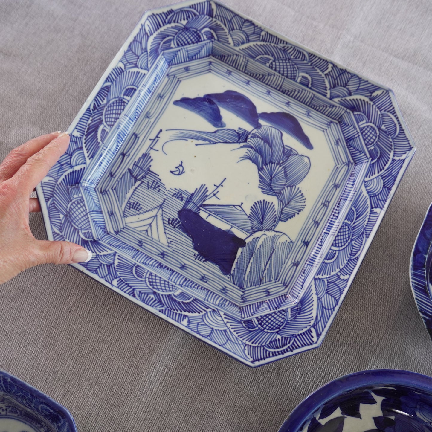 山水の景色の線描き染付大角皿