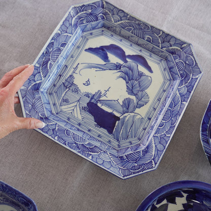 山水の景色の線描き染付大角皿